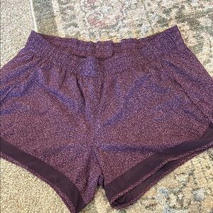 Like new Athleta printed mesh racer run short 4” size L